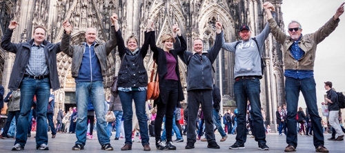 Gruppenbild der Stotterer Selbsthilfegruppe in Köln vorm Dom