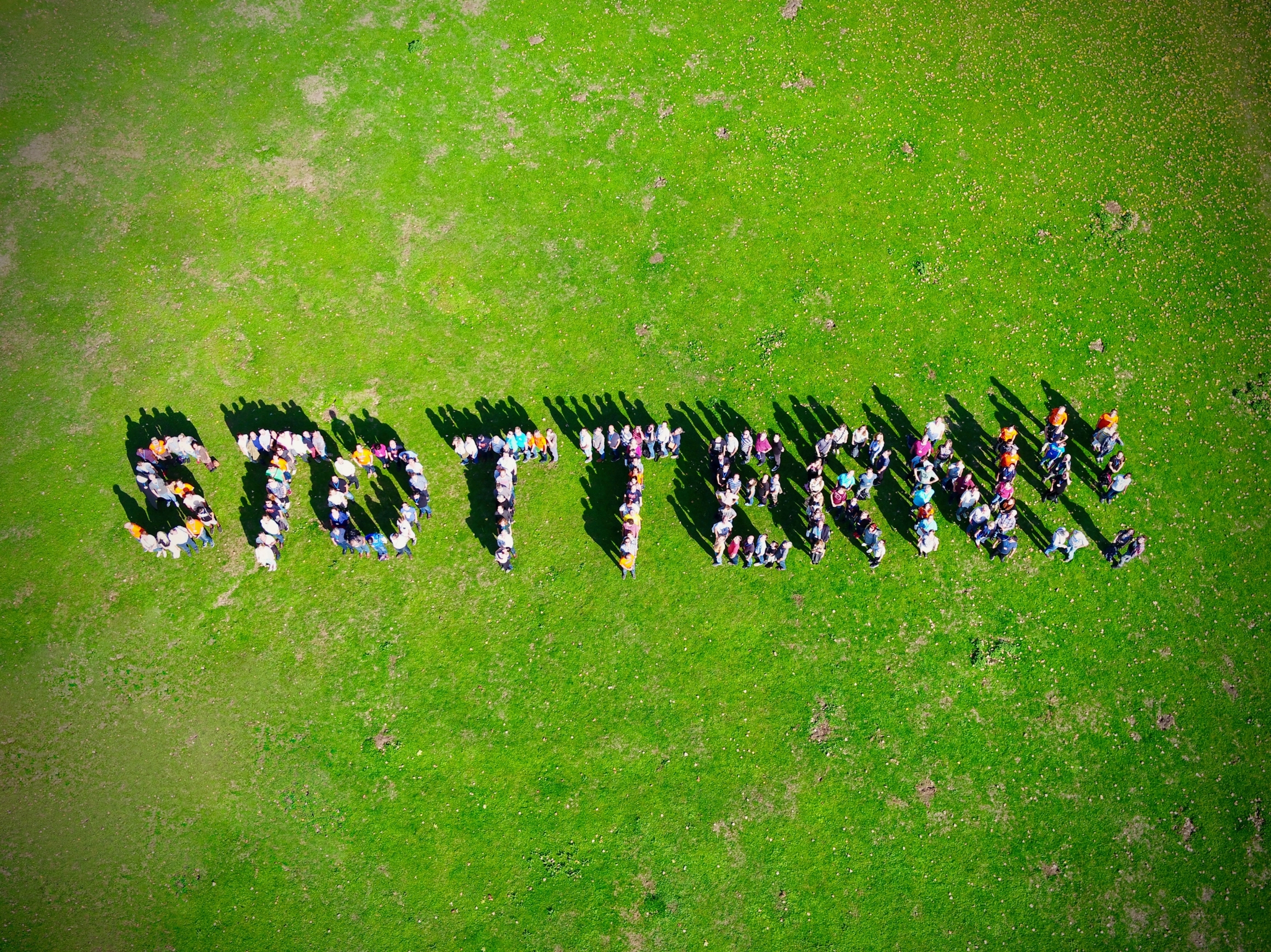 Stottern_Welttag_Aktion_01.jpg Drohnenbild mit Menschen, die das Wort Stottern bilden.