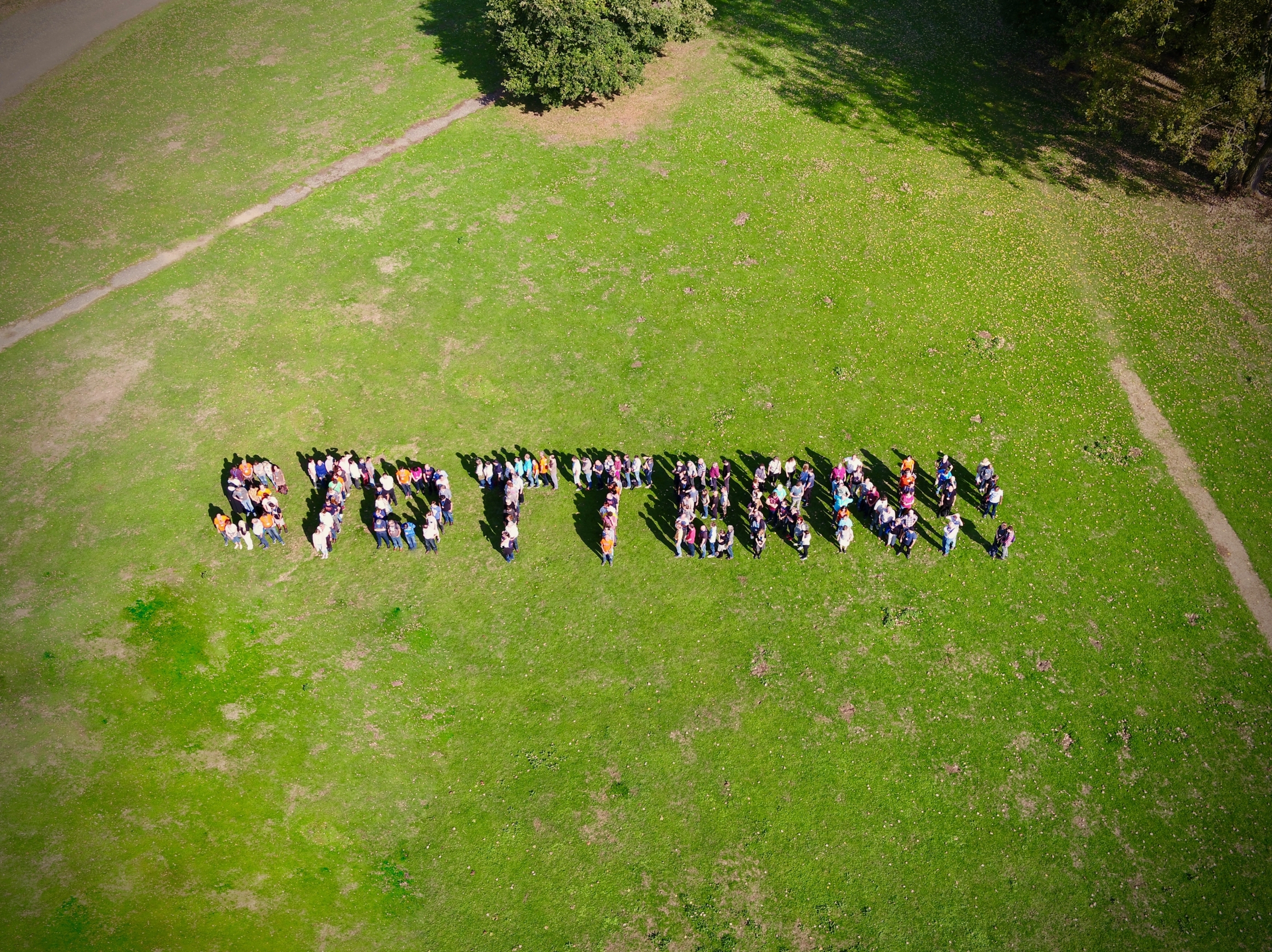 Stottern_Welttag_Aktion_02.jpg Drohnenbild mit Menschen, die das Wort Stottern bilden.