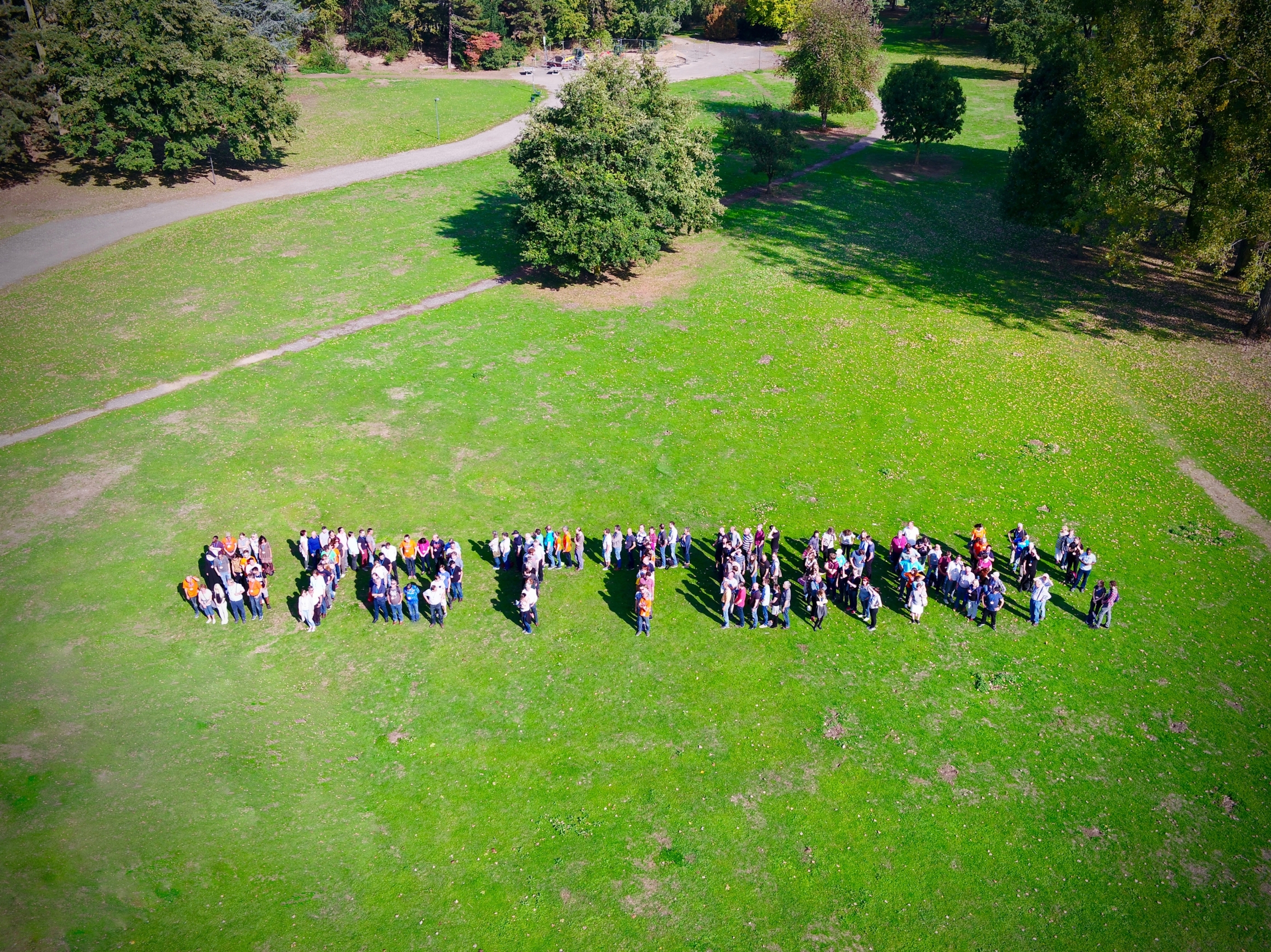 Stottern_Welttag_Aktion_03.jpg Drohnenbild mit Menschen, die das Wort Stottern bilden.